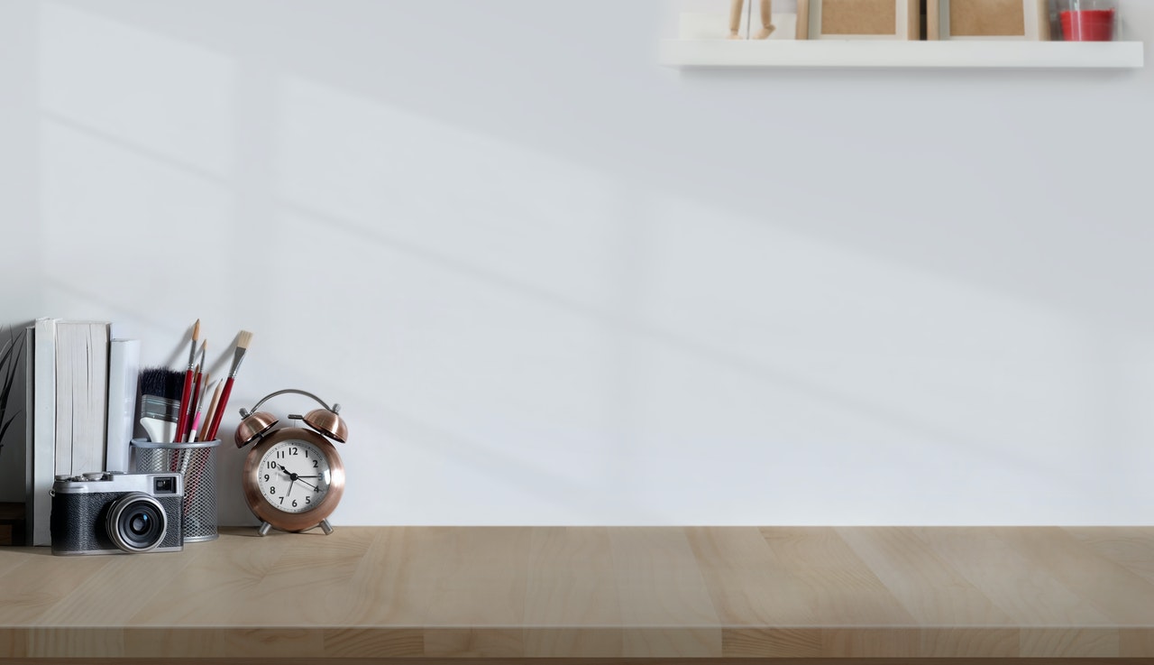 siteassets/est/klienditeenindus/alarm-clock-and-analog-camera-on-wooden-desk-3609112.jpg